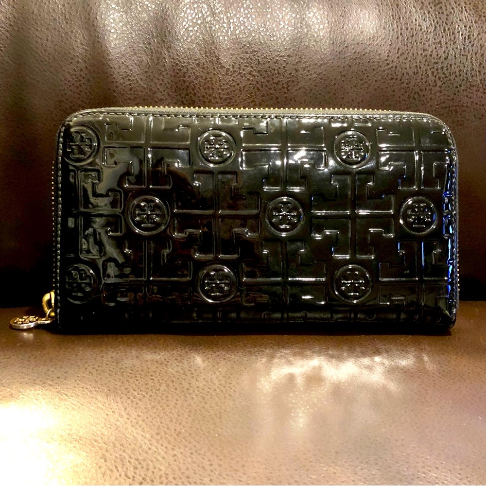 TORY BURCH Black Patent Leather Medallion Logo Continental Wallet